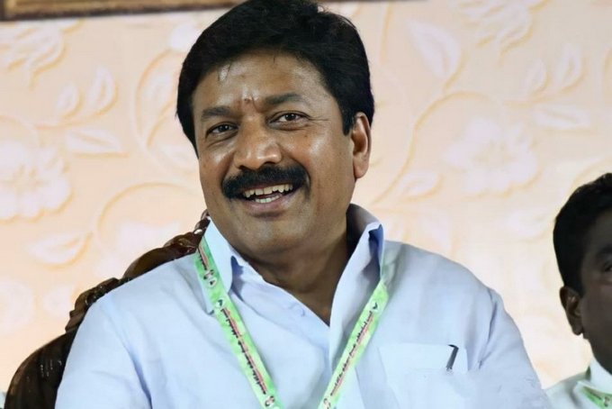 எடப்பாடி பழனிச்சாமியை அடித்தார் சி.வி.சண்முகம்? – அதிமுக பரபரப்பு