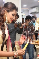 meera-mithun-salon-launch-stills-017