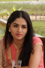 sunaina-kavalai-vendam-stills-001