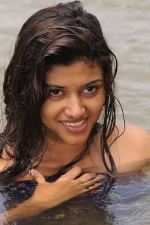 oviya-police-raajyam-movie-working-stills-001
