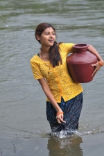 oviya-police-raajyam-movie-working-stills-002