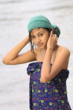 oviya-police-raajyam-movie-working-stills-006