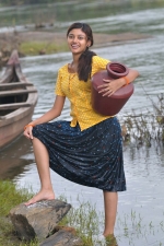 oviya-police-raajyam-movie-working-stills-008